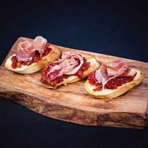 Bruschetta-jamón-serrano-y-confit-de-tomates
